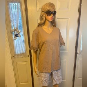Denium & Co L short sleeved top paired with tan & white printed shorts sz 16 set